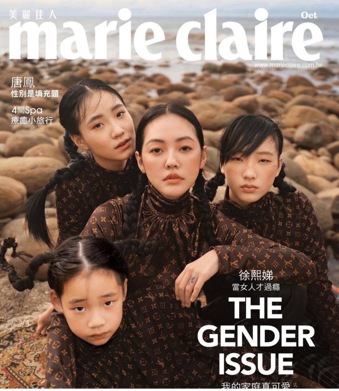 小S(徐熙娣)與自家三名女兒Elly(許曦文)、Lily(許韶恩)、許老三(許曦恩)登上雜誌封面。 圖:翻攝自Lily IG 小S(徐熙娣)與自家三名女兒Elly(許曦文)、Lily(許韶恩)、許老三(許曦恩)登上雜誌封面。 圖:翻攝自Lily IG