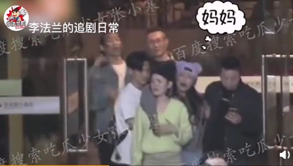 楊超越醉酒失態被狗仔偷拍。 圖:翻攝自李法蘭的追劇日常微博 楊超越醉酒失態被狗仔偷拍。 圖:翻攝自李法蘭的追劇日常微博