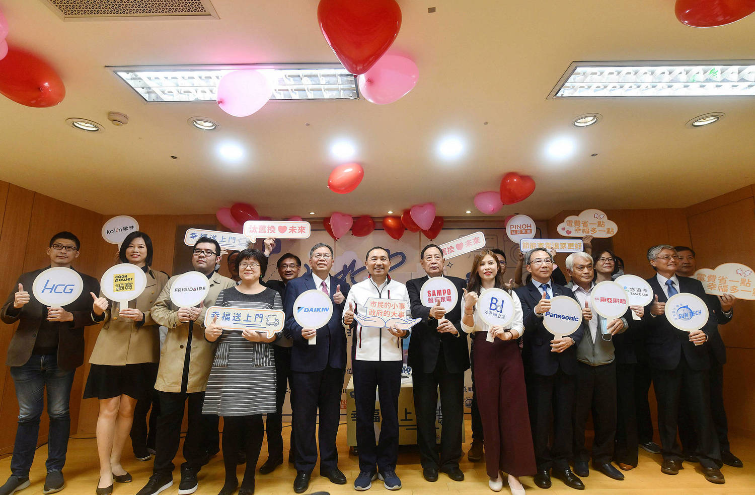 經發局感謝各企業以實際行動支援新北市能源政策,期能藉以拋磚引玉,吸引更多企業響應計畫。 圖:新北市新聞局提供 經發局感謝各企業以實際行動支援新北市能源政策,期能藉以拋磚引玉,吸引更多企業響應計畫。 圖:新北市新聞局提供