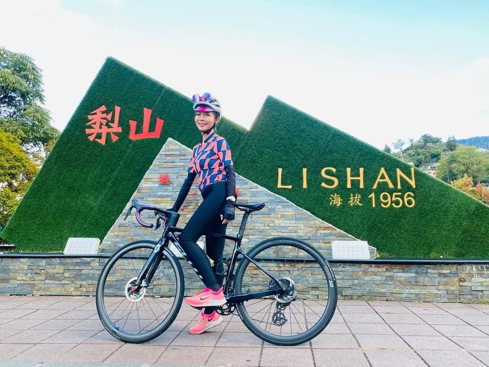 在世界各地騎過單車的夏美認為,最美的風景還是在台灣!這次的梨山騎旅被大梨山的美景感動。 圖:參山處/提供 在世界各地騎過單車的夏美認為,最美的風景還是在台灣!這次的梨山騎旅被大梨山的美景感動。 圖:參山處/提供