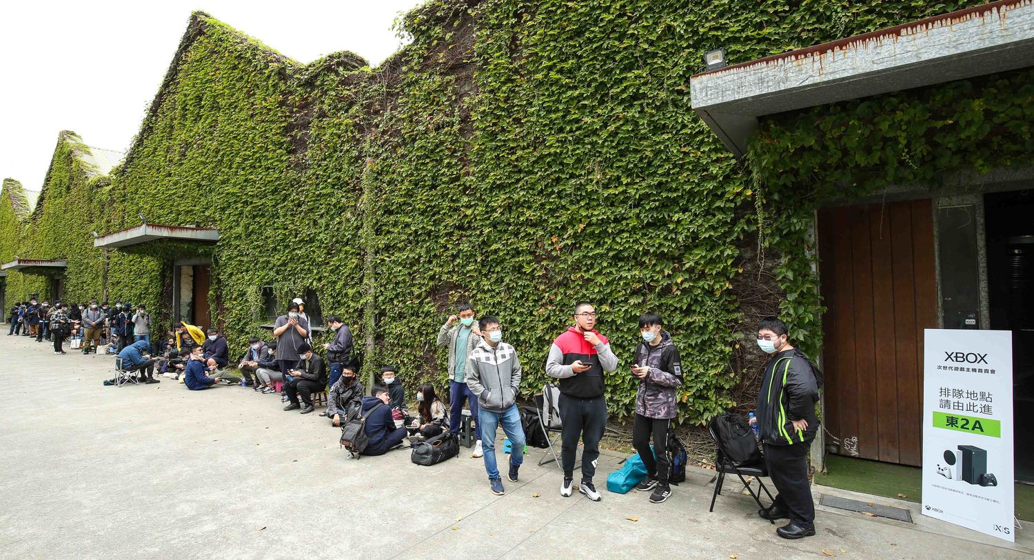 首賣當日北、中、南現場聚集數百位玩家,搶先一睹次世代主機風采 圖:台灣微軟/提供 首賣當日北、中、南現場聚集數百位玩家,搶先一睹次世代主機風采 圖:台灣微軟/提供