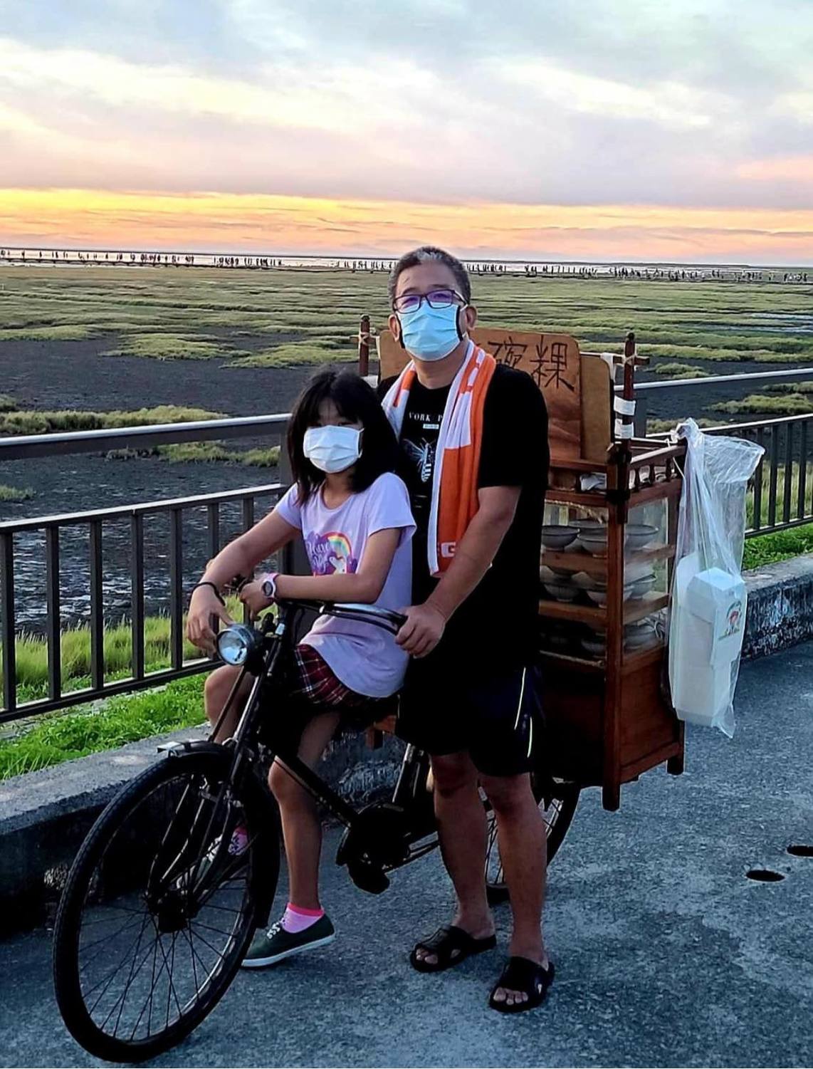 雲林縣林姓碗粿業者誤標促銷活動,但為教育女兒守信,決定賠錢賣碗粿。 圖:取自顏清標臉書 雲林縣林姓碗粿業者誤標促銷活動,但為教育女兒守信,決定賠錢賣碗粿。 圖:取自顏清標臉書