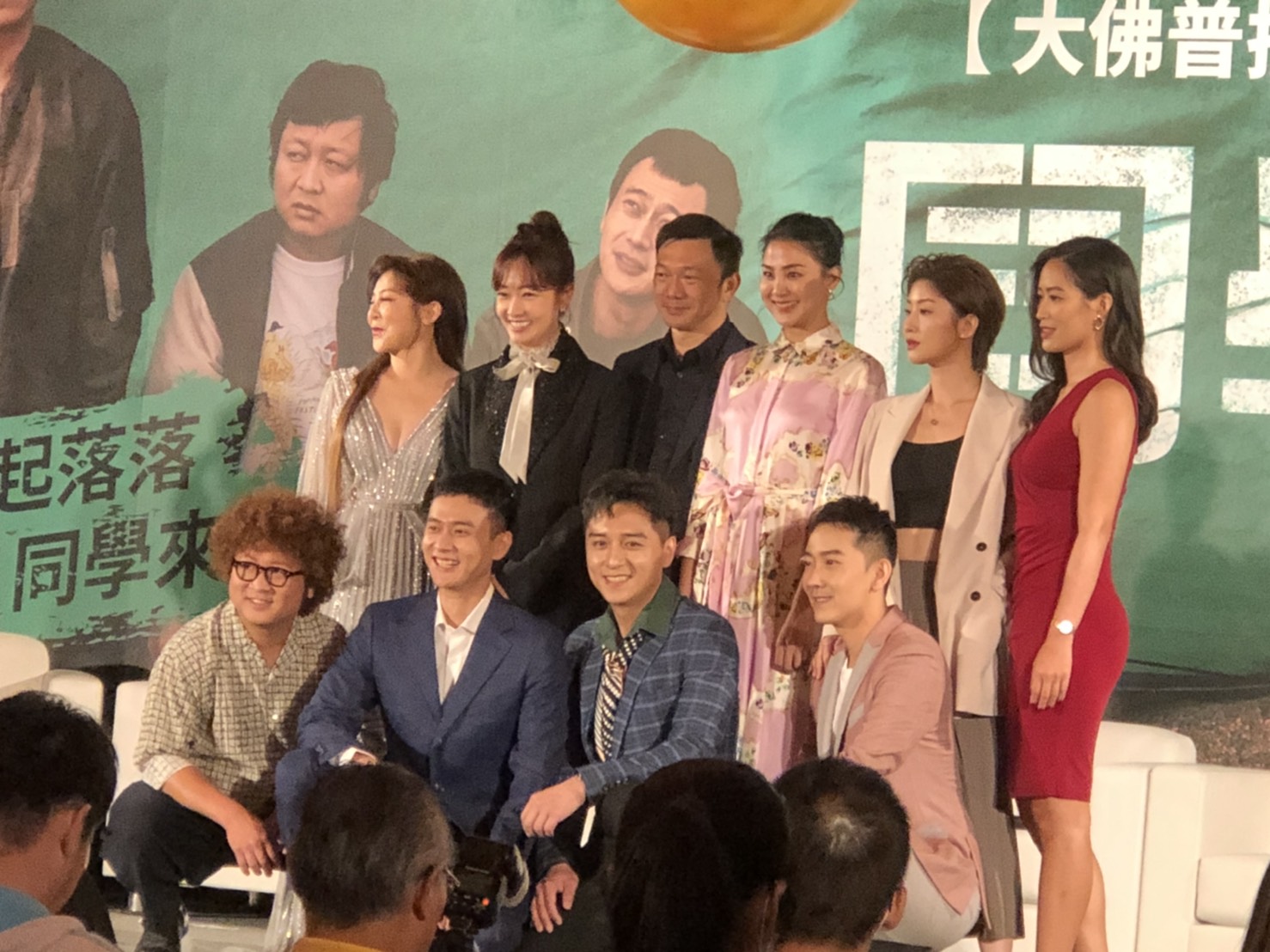 電影《同學麥娜絲》在探討生、死與性慾的一部兼具深度與娛樂的電影,除主要4位男演員外,還有鄭宇彤(後右起)、朱芷瑩、洪小鈴、王彩樺(左起)、潘慧如。 圖:楊瑾錚/攝 電影《同學麥娜絲》在探討生、死與性慾的一部兼具深度與娛樂的電影,除主要4位男演員外,還有鄭宇彤(後右起)、朱芷瑩、洪小鈴、王彩樺(左起)、潘慧如。 圖:楊瑾錚/攝