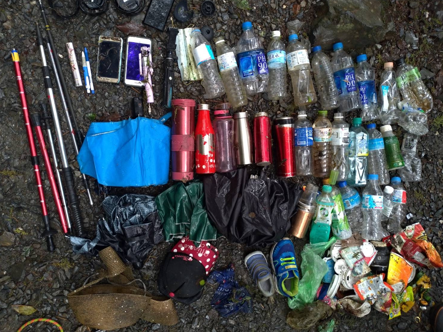 宜蘭11名國中生在教練陪同下於見晴懷古步道進行淨山,並拾獲大量人為垃圾。 圖:羅東林管處/提供 宜蘭11名國中生在教練陪同下於見晴懷古步道進行淨山,並拾獲大量人為垃圾。 圖:羅東林管處/提供
