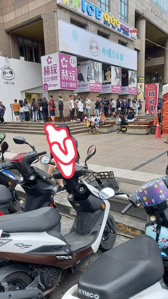 網友在網路上表示手搖店排隊人潮佔據自己原本臨時吃飯的地方。 圖:翻攝自Dcard 網友在網路上表示手搖店排隊人潮佔據自己原本臨時吃飯的地方。 圖:翻攝自Dcard