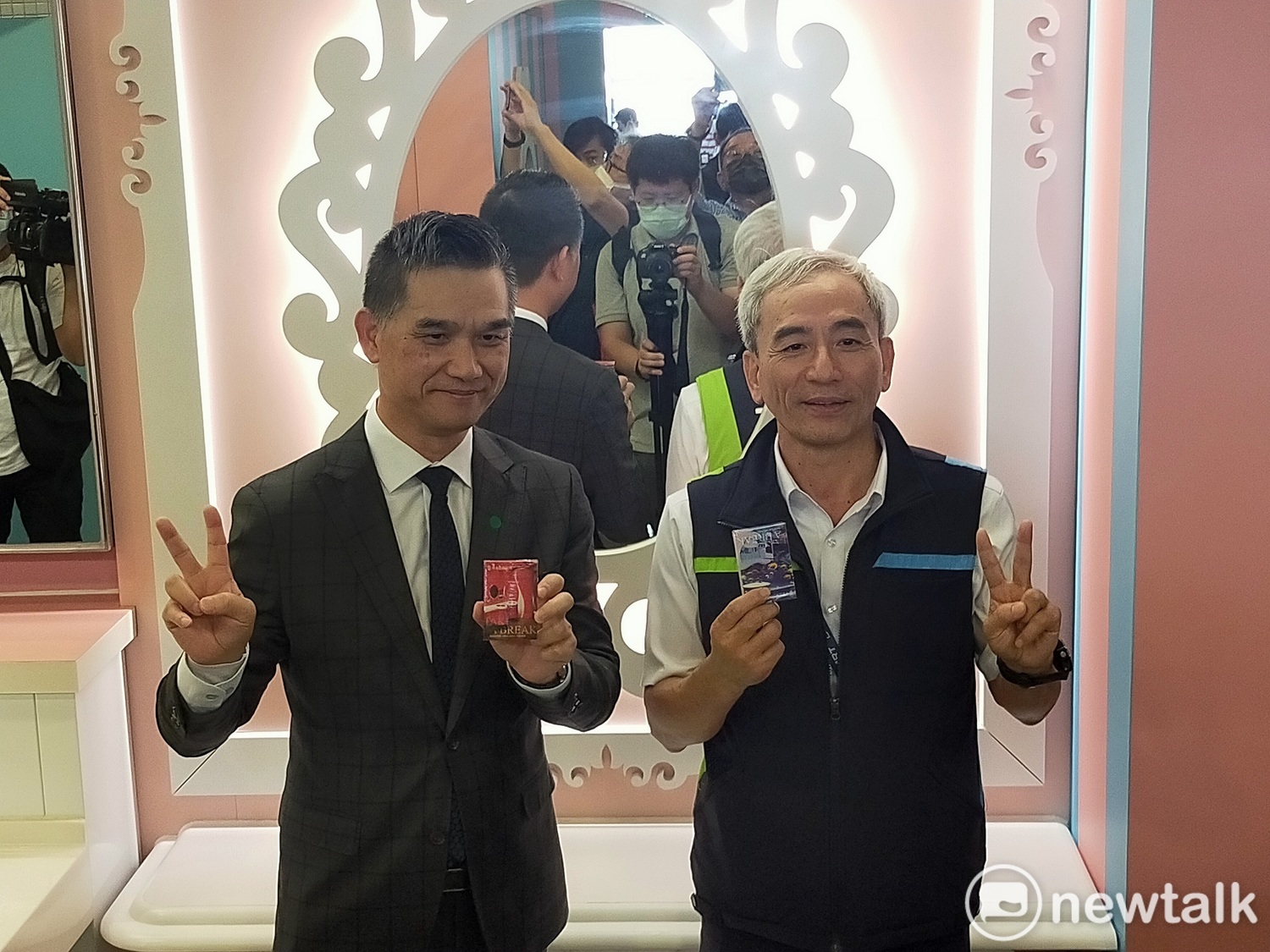 中捷董事長林志盈與中友經理簡聰政為五星級女廁開箱。 唐復年/攝 中捷董事長林志盈與中友經理簡聰政為五星級女廁開箱。 唐復年/攝