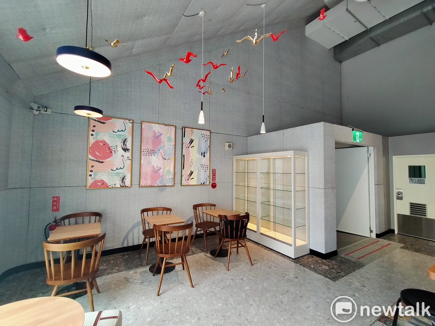 中央公園遊客中心內的全家便利店,被譽為是台中市最美超商。 圖:唐復年/攝 中央公園遊客中心內的全家便利店,被譽為是台中市最美超商。 圖:唐復年/攝