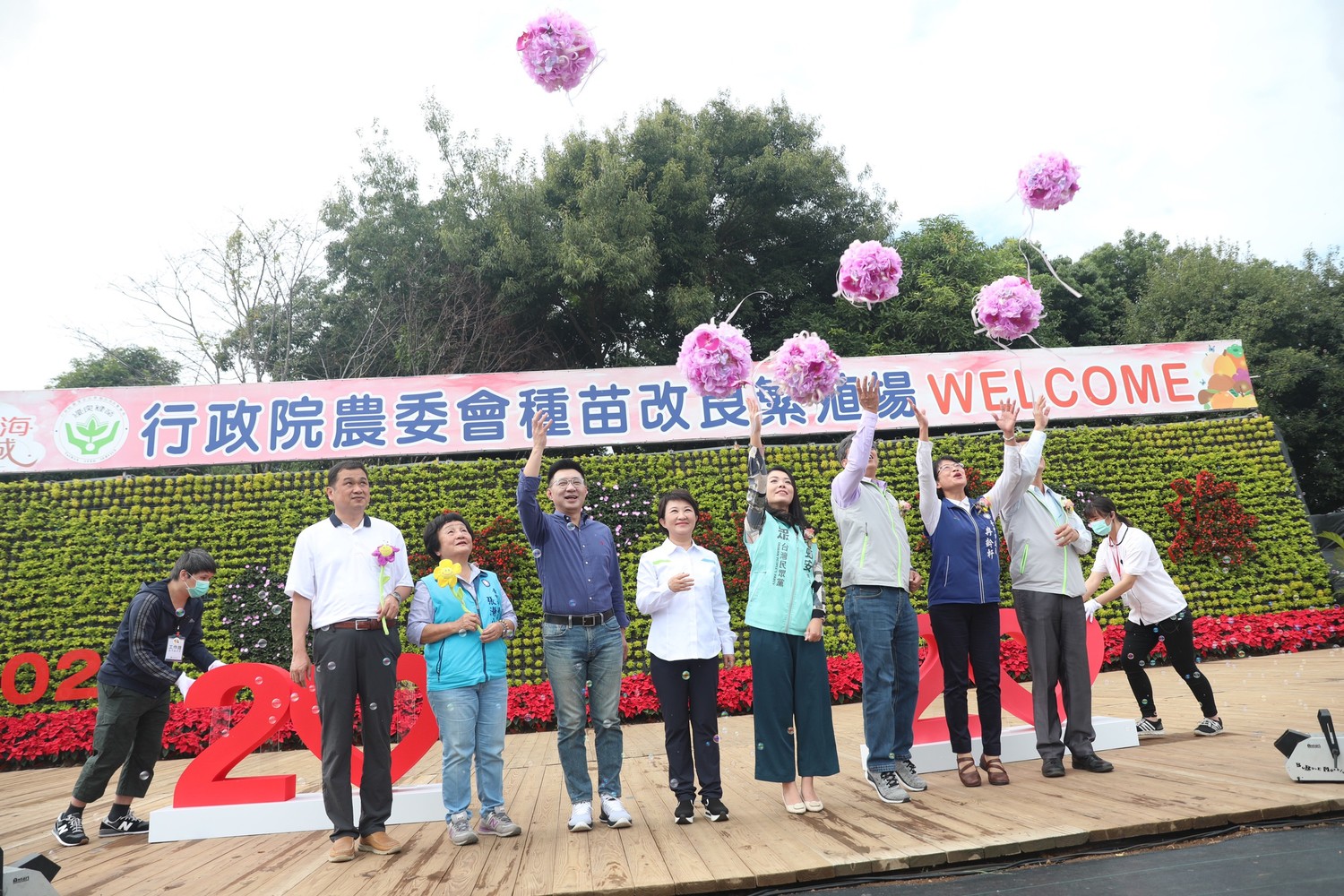開幕式由盧市長等人一同將繡球拋向高空-宣布活動開跑。 台中市政府/提供 開幕式由盧市長等人一同將繡球拋向高空-宣布活動開跑。 台中市政府/提供