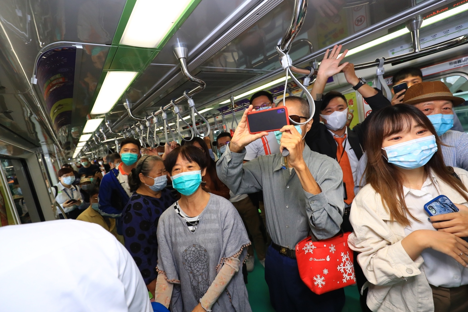 台中捷運免費試乘啟動  高中校長帶頭試乘  鼓勵師生搭捷運通學