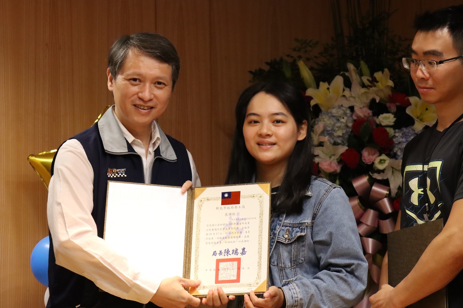 勞工局長陳瑞嘉逐一頒感謝狀給與會的青年代表。 圖:新北市勞工局提供 勞工局長陳瑞嘉逐一頒感謝狀給與會的青年代表。 圖:新北市勞工局提供