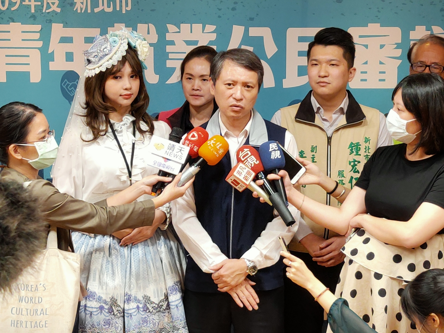 剛從台北城市科技大學應用外語系畢業的江佳玲,代表朗讀報告書,特別以「蘿莉塔」造型盛裝出席,與陳瑞嘉一起受訪。 圖:新北市勞工局提供 剛從台北城市科技大學應用外語系畢業的江佳玲,代表朗讀報告書,特別以「蘿莉塔」造型盛裝出席,與陳瑞嘉一起受訪。 圖:新北市勞工局提供