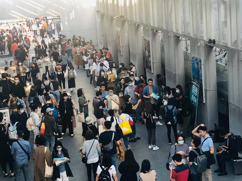 《同學麥娜絲》黃信堯導演現身光點華山,引爆萬人空巷盛況。 圖:甲上娛樂/提供 《同學麥娜絲》黃信堯導演現身光點華山,引爆萬人空巷盛況。 圖:甲上娛樂/提供