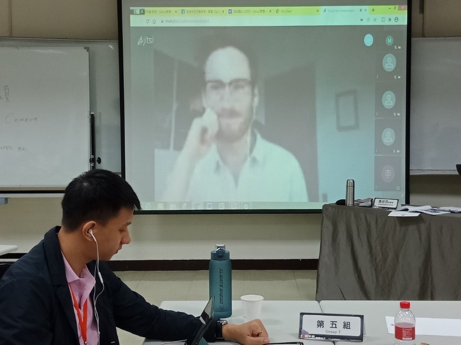 志工團成員透過視訊與SVA會長交流。 圖:高雄市政府/提供 志工團成員透過視訊與SVA會長交流。 圖:高雄市政府/提供
