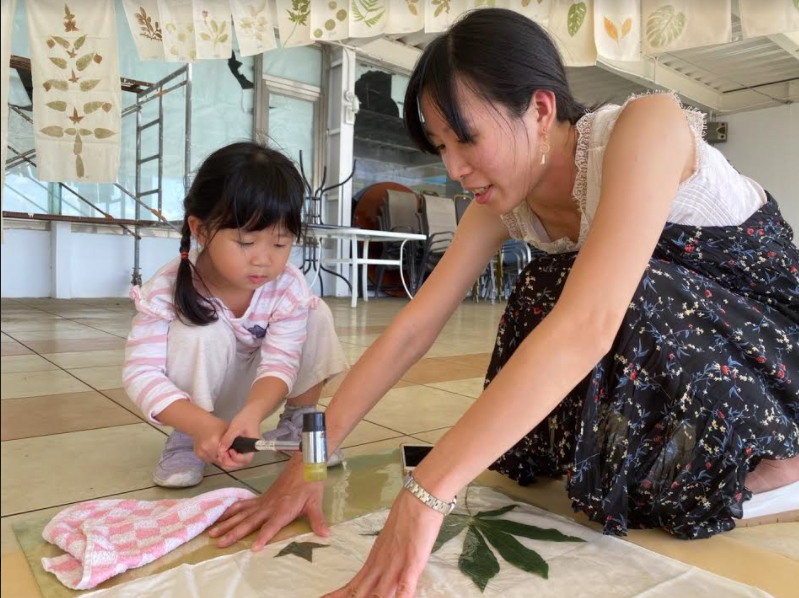 大古山休閒農業區的花草拓染體驗。 圖:桃園市政府/提供 大古山休閒農業區的花草拓染體驗。 圖:桃園市政府/提供