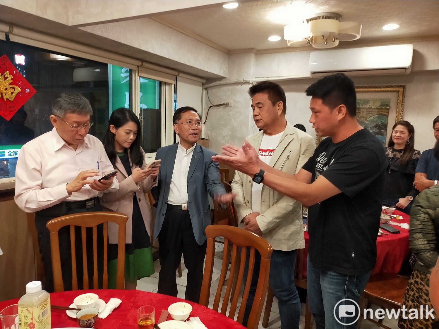 台中市交通局長葉昭甫(右)邀請柯文哲(左起)參加台中捷運通車典禮,柯與高虹安馬上拿出手機寫進行事曆。 圖:唐復年/攝 台中市交通局長葉昭甫(右)邀請柯文哲(左起)參加台中捷運通車典禮,柯與高虹安馬上拿出手機寫進行事曆。 圖:唐復年/攝