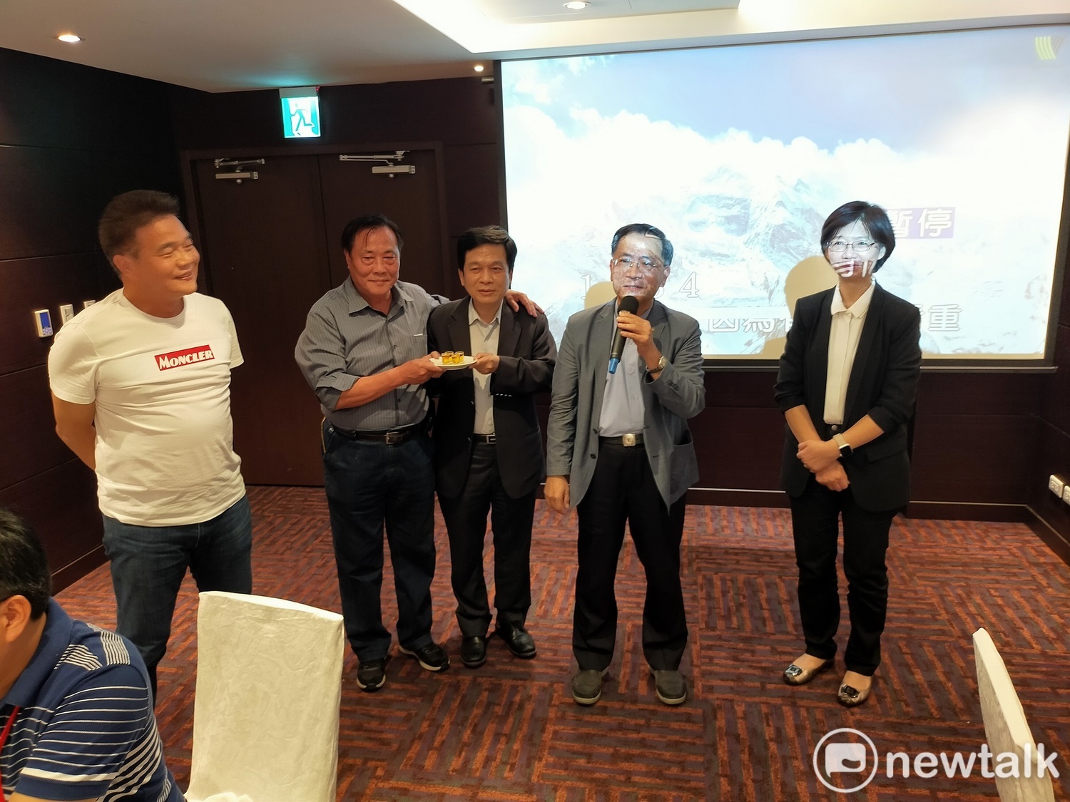 台北市副市長蔡炳坤(右二)帶著地政局長張治祥(右一)、都市發展局長黃景茂(中)與台中市議員們交流。 圖:唐復年/攝 台北市副市長蔡炳坤(右二)帶著地政局長張治祥(右一)、都市發展局長黃景茂(中)與台中市議員們交流。 圖:唐復年/攝