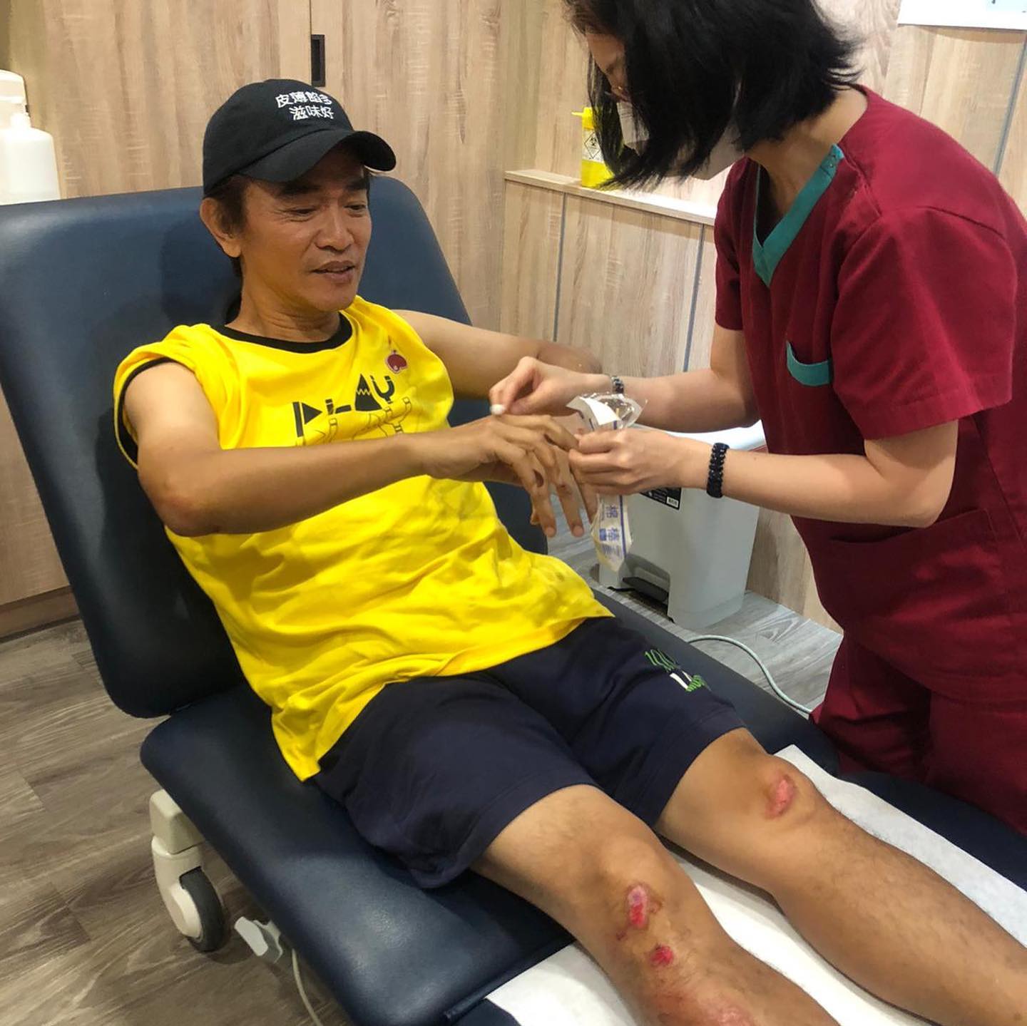 憲哥事後貼出在醫院治療的照片,向粉絲大眾報平安。 圖:翻攝自吳宗憲臉書 憲哥事後貼出在醫院治療的照片,向粉絲大眾報平安。 圖:翻攝自吳宗憲臉書