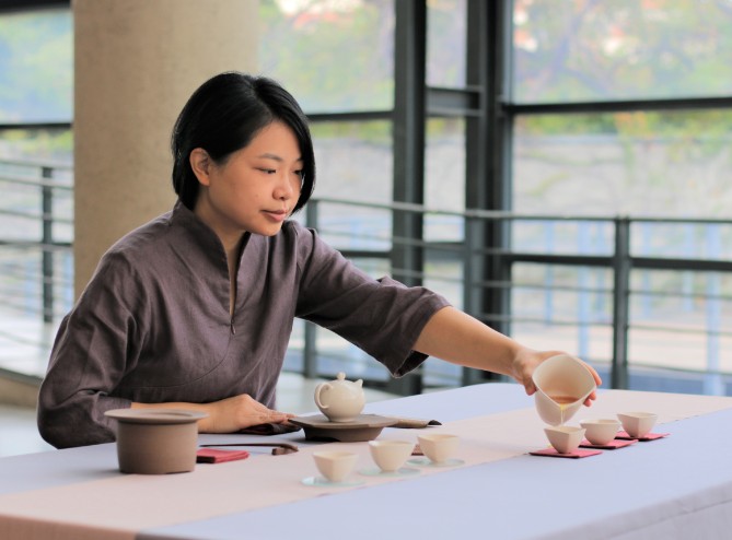 「茶.咖啡—跨域品嚐派對」由「國際茶席美學設計大賽」歷屆得獎者親自示範茶席。 圖:鶯歌陶瓷博物館提供 「茶.咖啡—跨域品嚐派對」由「國際茶席美學設計大賽」歷屆得獎者親自示範茶席。 圖:鶯歌陶瓷博物館提供