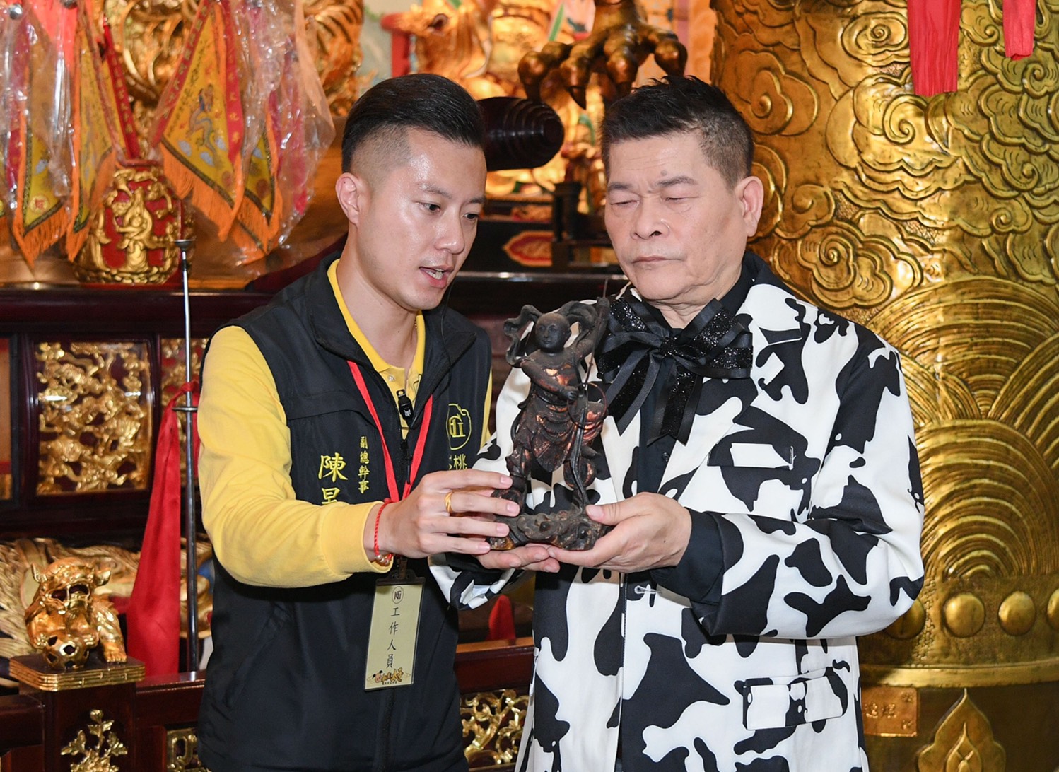 澎恰恰(右)趁彩排空檔到廟裡拜財神爺,祈求神民保佑他債務能早日還清。 圖:三立/提供 澎恰恰(右)趁彩排空檔到廟裡拜財神爺,祈求神民保佑他債務能早日還清。 圖:三立/提供