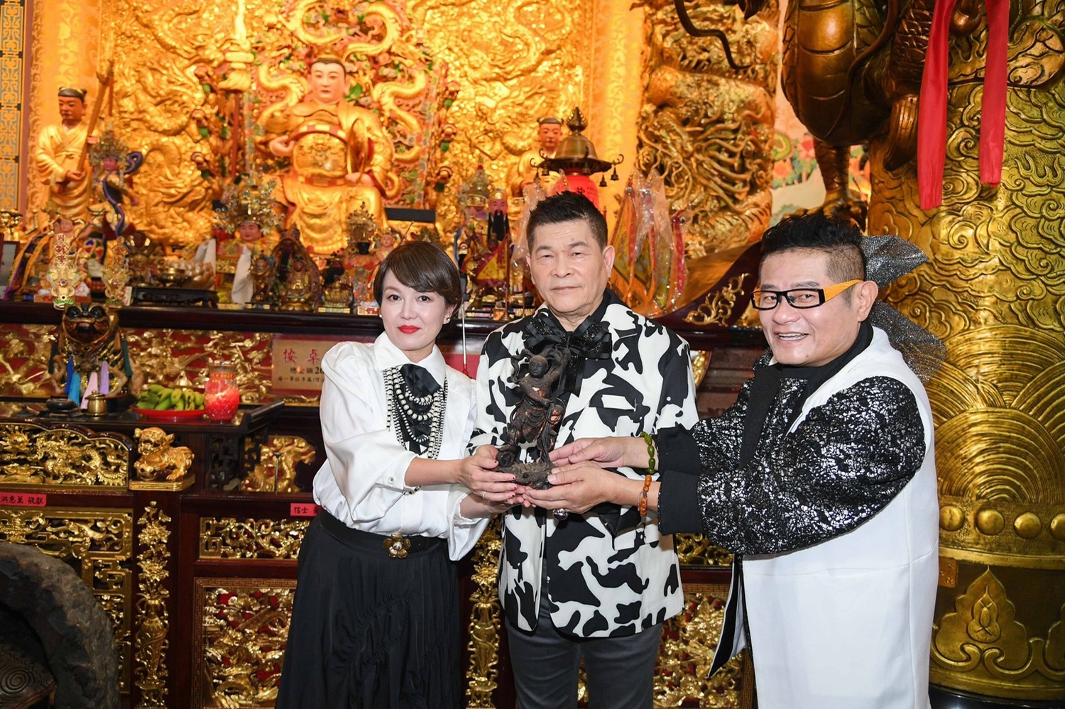 許效舜(右起)、澎恰恰、苗可麗3人今天到桃園彩排節目,這是澎恰恰自上次被大批警察大走後,首度在公開場合露面。 圖:三立/提供 許效舜(右起)、澎恰恰、苗可麗3人今天到桃園彩排節目,這是澎恰恰自上次被大批警察大走後,首度在公開場合露面。 圖:三立/提供