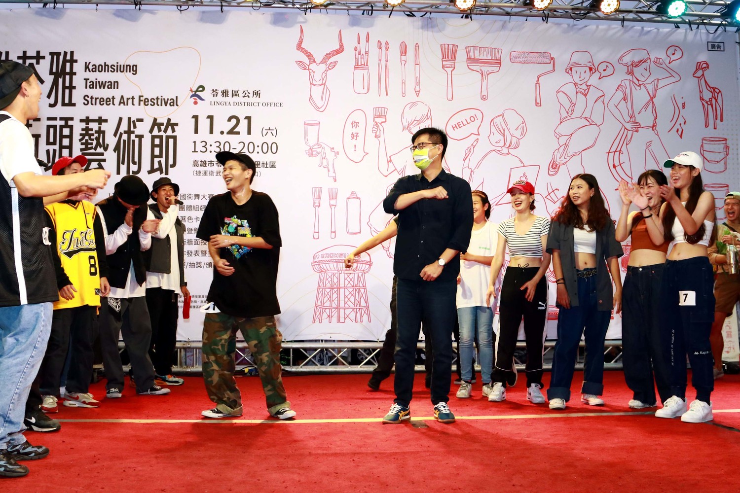 陳其邁(中)現學現賣Battle舞藝。 圖:高雄市政府/提供 陳其邁(中)現學現賣Battle舞藝。 圖:高雄市政府/提供