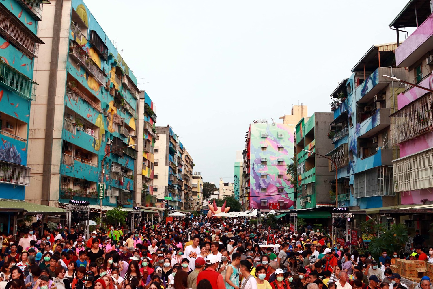 苓雅國際街頭藝術節現場人山人海。 圖:高雄市政府/提供 苓雅國際街頭藝術節現場人山人海。 圖:高雄市政府/提供