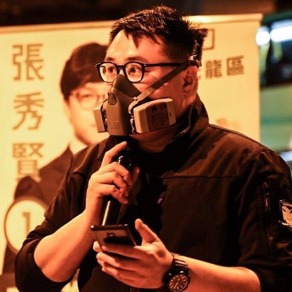 (影)香港泛民區議員王百羽、李軒朗清晨被捕