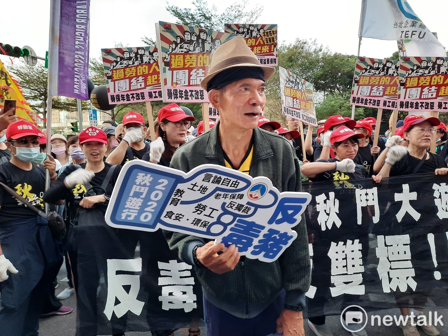 久未現身的「抗議天王」柯賜海,突然出現在人潮中,引發側目。 圖:陳佩君/攝 久未現身的「抗議天王」柯賜海,突然出現在人潮中,引發側目。 圖:陳佩君/攝