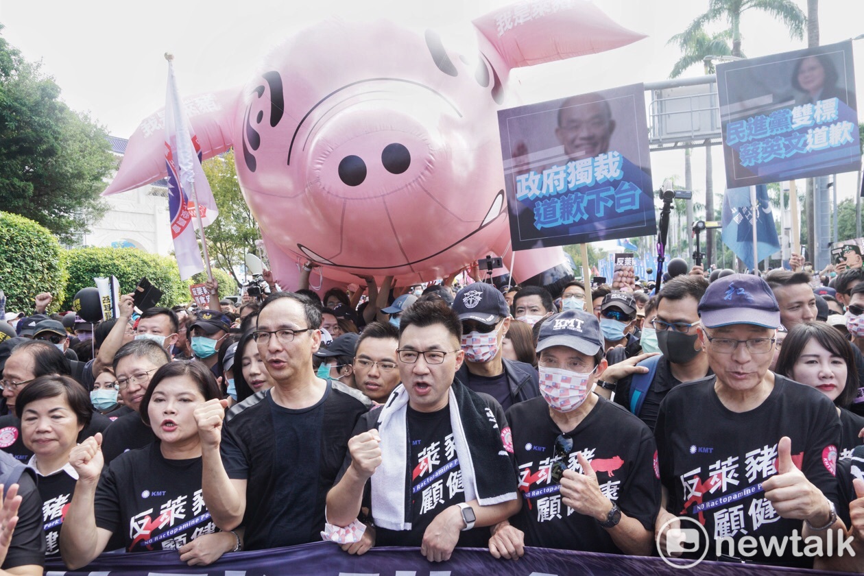 國民黨主席江啟臣和多位前主席:馬英九、吳敦義和朱立倫等人走上街頭反對蔡英文開放美萊豬進口。 圖:張良一/攝 國民黨主席江啟臣和多位前主席:馬英九、吳敦義和朱立倫等人走上街頭反對蔡英文開放美萊豬進口。 圖:張良一/攝