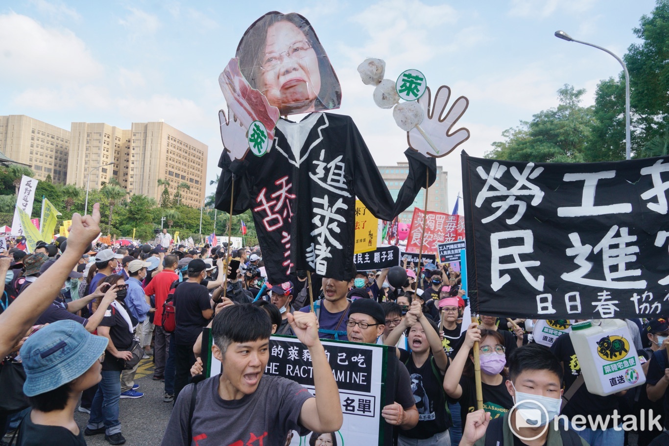 日日春協會等團體高舉蔡英文芻像,反對蔡英文開放和萊克多巴胺美豬進口。 圖:張良一/攝 日日春協會等團體高舉蔡英文芻像,反對蔡英文開放和萊克多巴胺美豬進口。 圖:張良一/攝