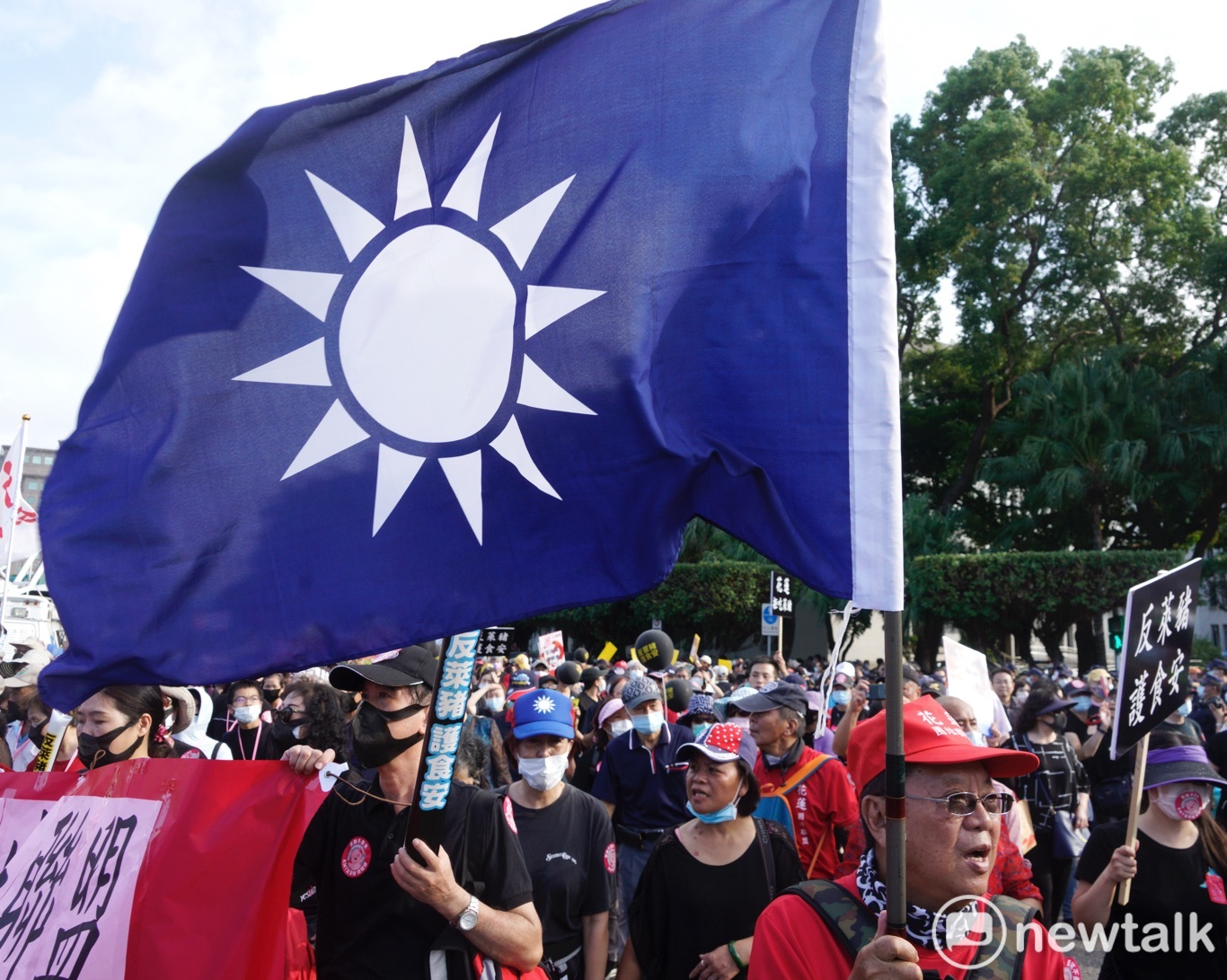 一場爭取勞工權益的秋鬥遊行因爲今年加入「反萊豬」與「捍衛新聞自由」的訴求,因而吸引許多藍營的各路人馬走上街頭,反對蔡英文。圖為花蓮團結聯盟代表高舉國旗和國民黨黨旗走上街頭。 圖:張良一/攝 一場爭取勞工權益的秋鬥遊行因爲今年加入「反萊豬」與「捍衛新聞自由」的訴求,因而吸引許多藍營的各路人馬走上街頭,反對蔡英文。圖為花蓮團結聯盟代表高舉國旗和國民黨黨旗走上街頭。 圖:張良一/攝