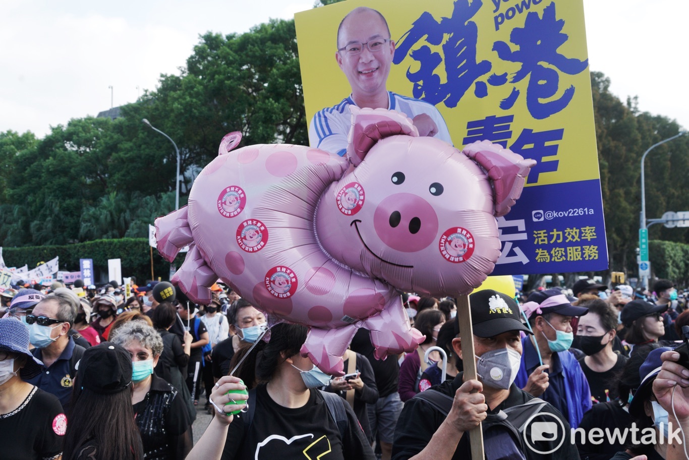 今年秋鬥遊行加入「反萊豬」與「捍衛新聞自由」的訴求。 圖:張良一/攝 今年秋鬥遊行加入「反萊豬」與「捍衛新聞自由」的訴求。 圖:張良一/攝