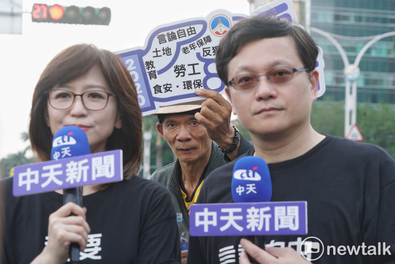 許多未出現在螢幕前的抗議達人柯賜海也出現在中天電視的直播節目中。 圖:張良一/攝 許多未出現在螢幕前的抗議達人柯賜海也出現在中天電視的直播節目中。 圖:張良一/攝