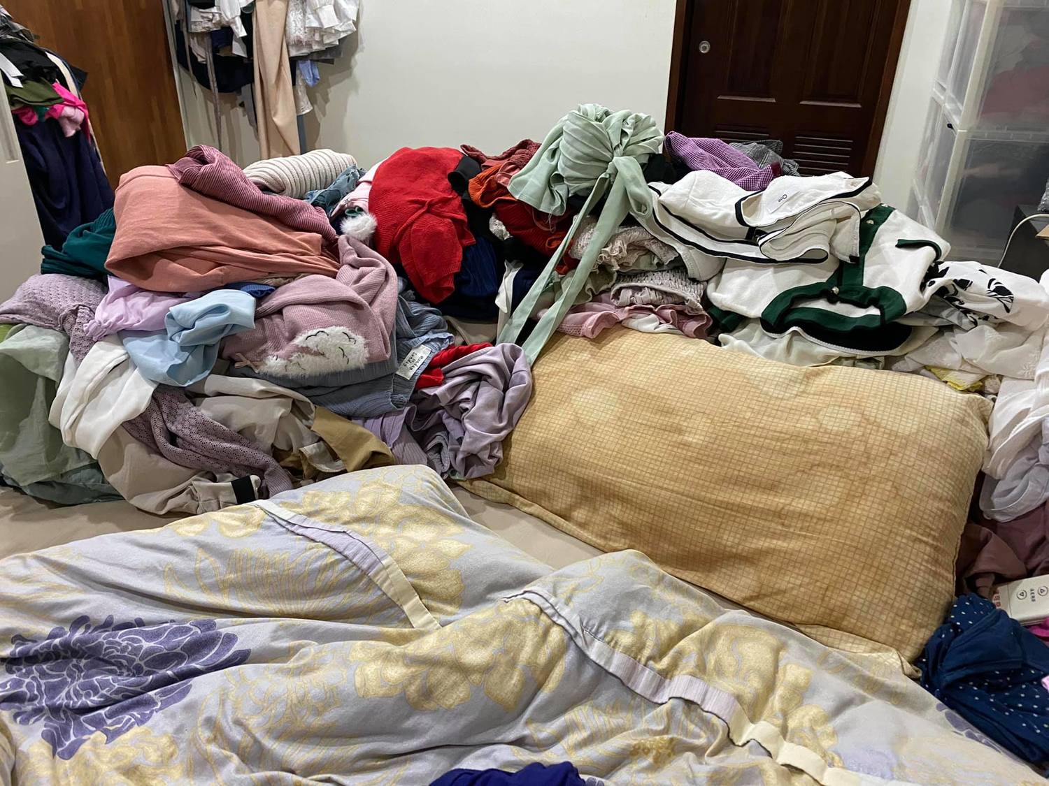 高嘉瑜租屋堆滿衣物,甚至有顯眼的泛黃枕頭,被網友直呼如同垃圾山。 圖:翻攝高嘉瑜臉書 高嘉瑜租屋堆滿衣物,甚至有顯眼的泛黃枕頭,被網友直呼如同垃圾山。 圖:翻攝高嘉瑜臉書