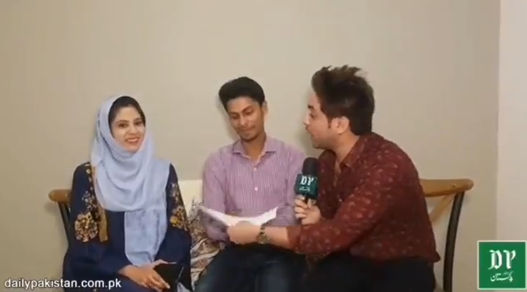 阿默(Sohaib Ahmed)(中)買下月球的一處土地,送給妻子瑪迪哈(Madiha)(左)當結婚禮物。 圖:翻攝自HoorUlJannat5 推特 阿默(Sohaib Ahmed)(中)買下月球的一處土地,送給妻子瑪迪哈(Madiha)(左)當結婚禮物。 圖:翻攝自HoorUlJannat5 推特