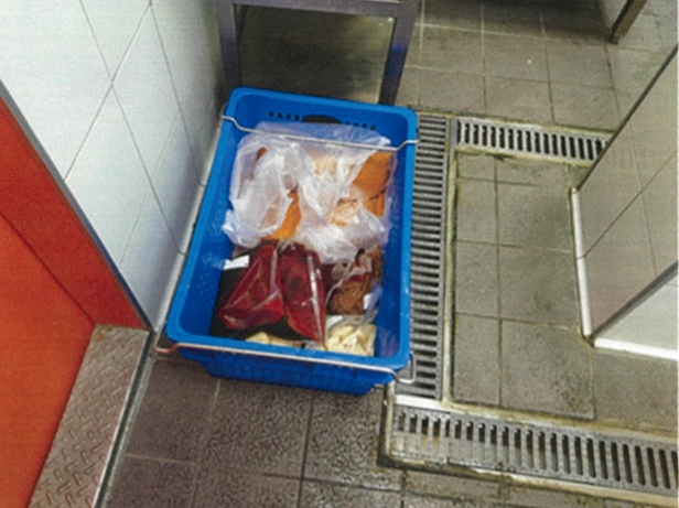 衛生局指出,多數初檢不合格的店家都是因為食材未覆蓋、直接放置地面。 圖:台北市衛生局/提供 衛生局指出,多數初檢不合格的店家都是因為食材未覆蓋、直接放置地面。 圖:台北市衛生局/提供