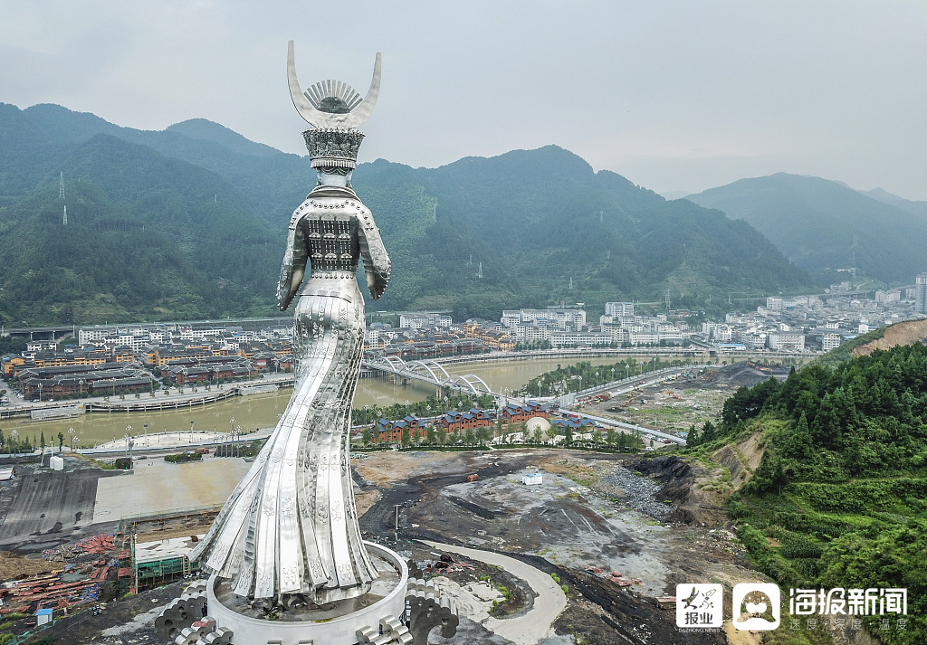 貴州脫貧縣花了8,600多萬人民幣打造88公尺高的苗族仰阿莎女神雕像。 圖 : 翻攝自海報新聞 貴州脫貧縣花了8,600多萬人民幣打造88公尺高的苗族仰阿莎女神雕像。 圖 : 翻攝自海報新聞