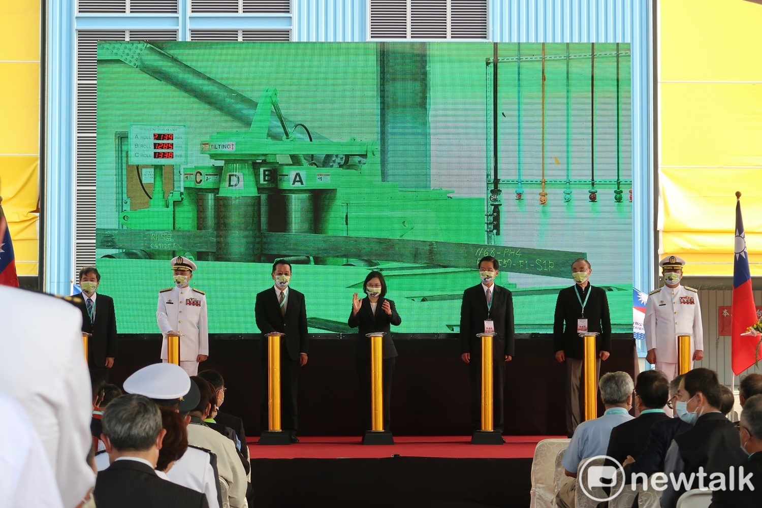 (影) 國造潛艦今開工 第一塊鋼板彎製成型