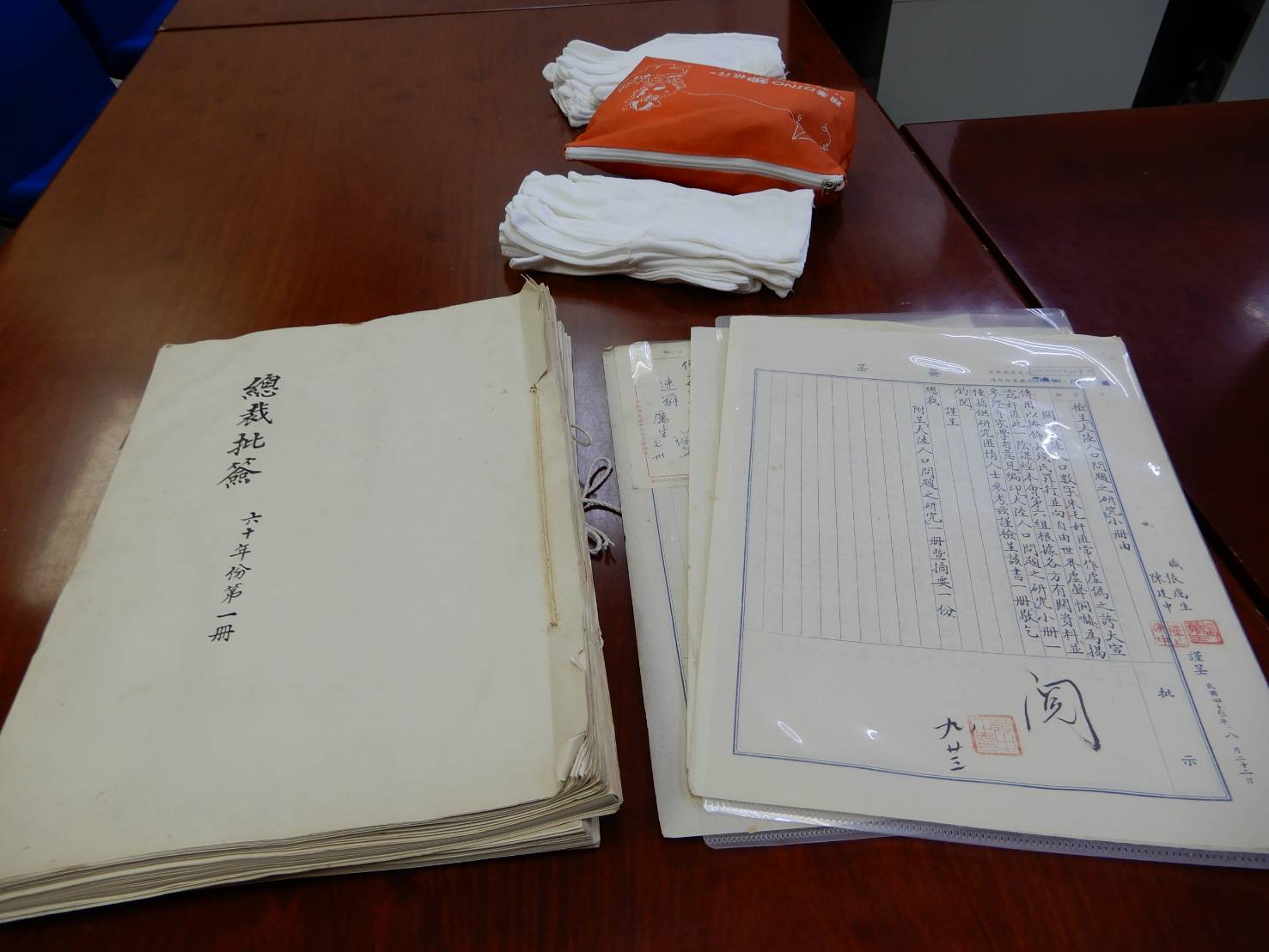 這37筆係促轉會於去年11月間所審定的4,286筆「總裁批簽」檔案部分,因為國民黨遲未辦理移歸作業,故促轉會今日前往黨史館點收。 圖:促轉會提供 這37筆係促轉會於去年11月間所審定的4,286筆「總裁批簽」檔案部分,因為國民黨遲未辦理移歸作業,故促轉會今日前往黨史館點收。 圖:促轉會提供