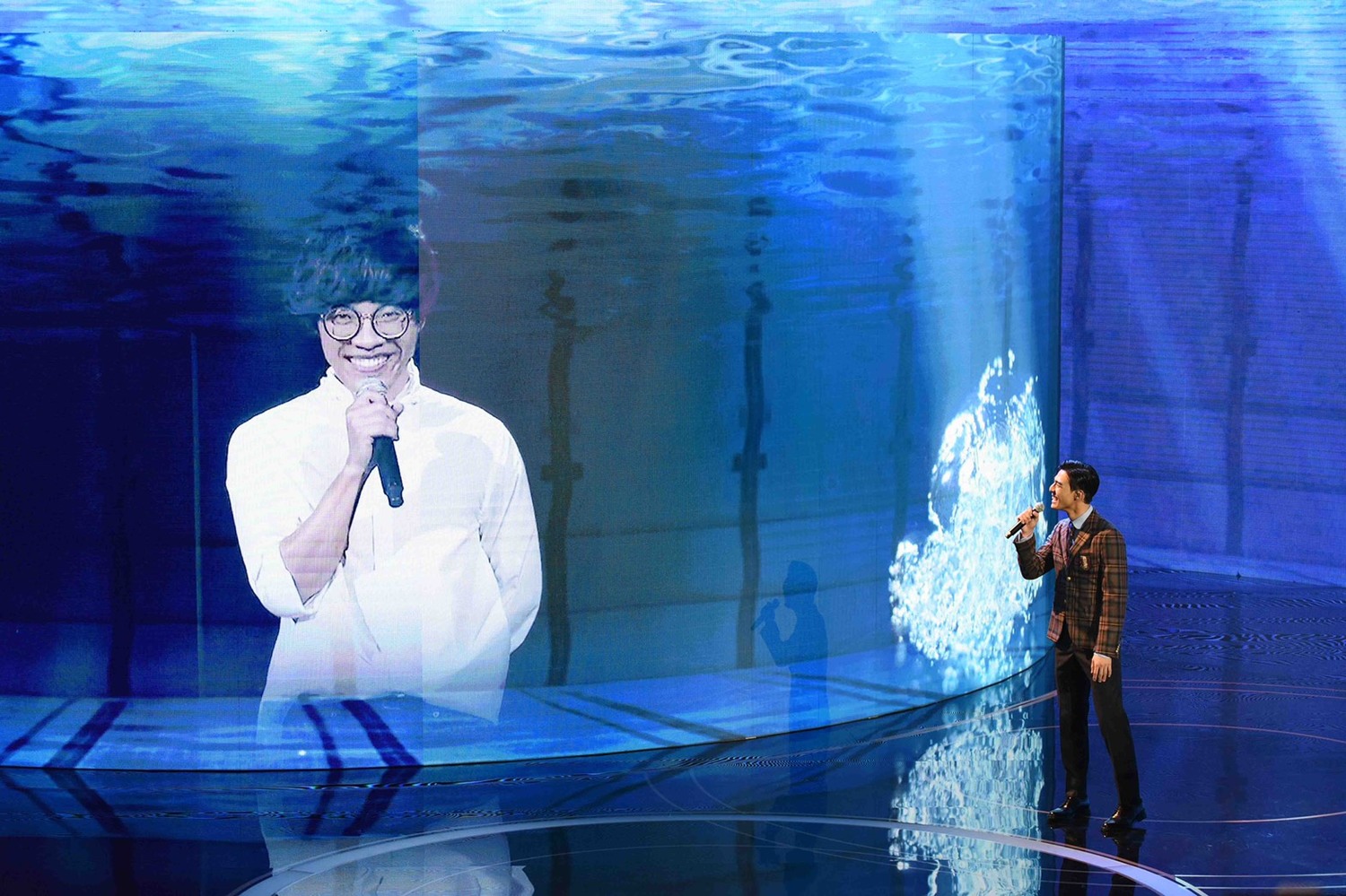 表演節目部分收視第2高的是由盧廣仲(左)、陳昊森(右)合唱〈刻在我心底的名字〉。 圖:金馬執委會/提供 表演節目部分收視第2高的是由盧廣仲(左)、陳昊森(右)合唱〈刻在我心底的名字〉。 圖:金馬執委會/提供