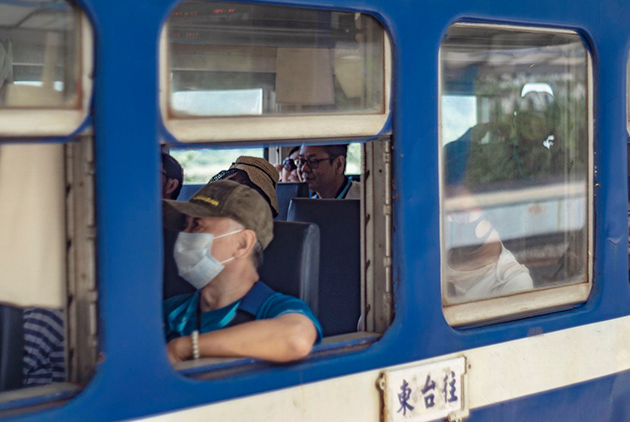藍皮列車將以以形狀、顏色、味道、記憶等四大方向為修復原則,翻新車廂。 圖:屏東縣政府/提供 藍皮列車將以以形狀、顏色、味道、記憶等四大方向為修復原則,翻新車廂。 圖:屏東縣政府/提供