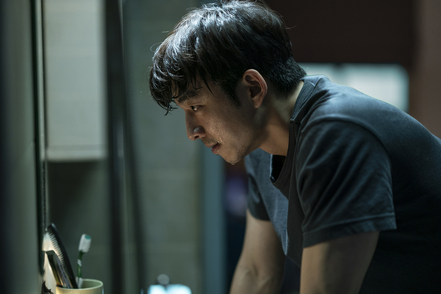 孔劉在電影《永生戰》中飾演特務負責護送國家機密,劇中會有高難度的武打場面,帥氣程度值得期待。 圖:CATCHPLAY/提供 孔劉在電影《永生戰》中飾演特務負責護送國家機密,劇中會有高難度的武打場面,帥氣程度值得期待。 圖:CATCHPLAY/提供