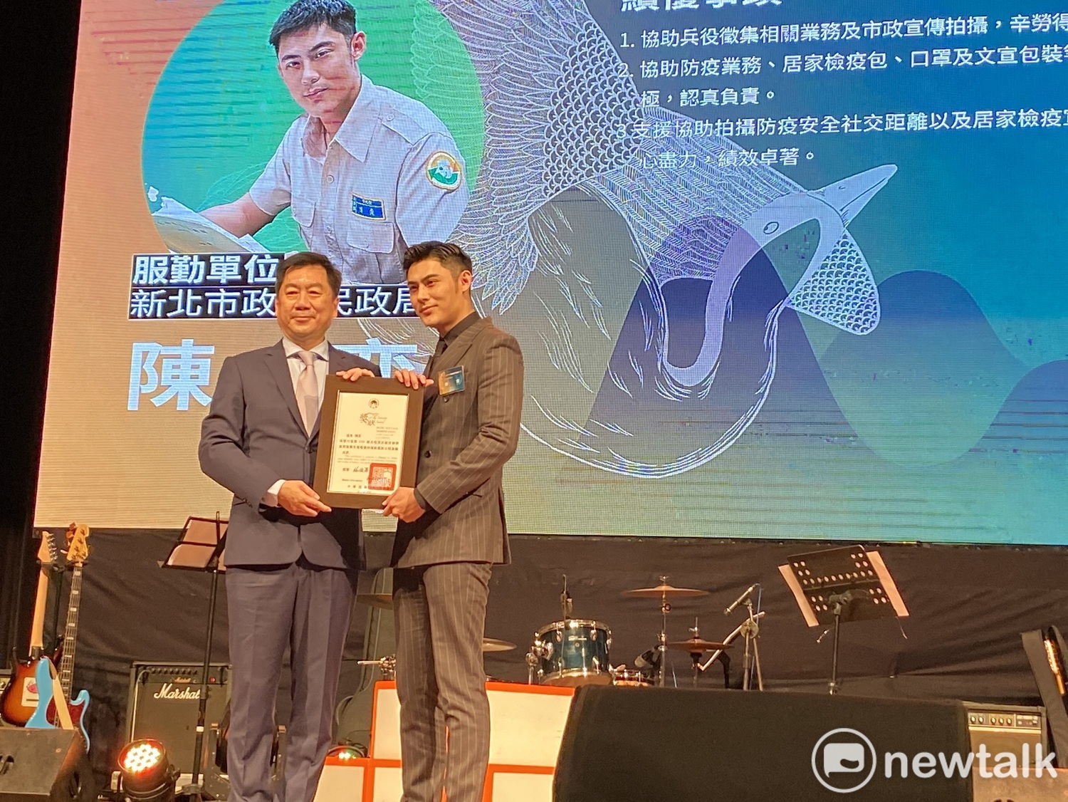 獲頒績優役男是名氣響亮有「最美蘭陵王」之稱的知名藝人陳奕,拍戲經驗豐富。 圖:王峻昌/攝 獲頒績優役男是名氣響亮有「最美蘭陵王」之稱的知名藝人陳奕,拍戲經驗豐富。 圖:王峻昌/攝
