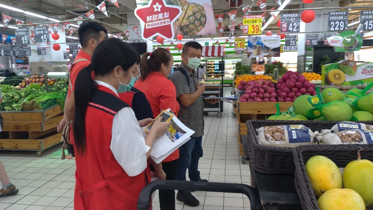 量販業大潤發增加生鮮蔬果裸賣商品。 圖:新北市環保局提供 量販業大潤發增加生鮮蔬果裸賣商品。 圖:新北市環保局提供