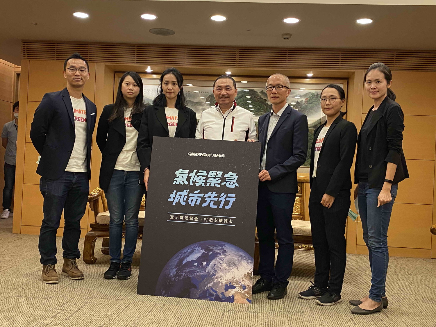 侯友宜、新北市議員洪佳君(右1)與綠色和平組織成員今天進行交流並簽署氣候緊急宣言。 圖:新北市環保局提供 侯友宜、新北市議員洪佳君(右1)與綠色和平組織成員今天進行交流並簽署氣候緊急宣言。 圖:新北市環保局提供