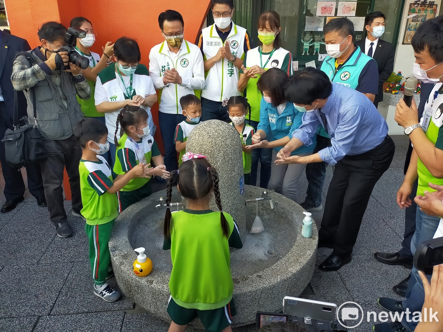 賴清德教小朋友正確洗手方法。 圖:唐復年/攝 賴清德教小朋友正確洗手方法。 圖:唐復年/攝