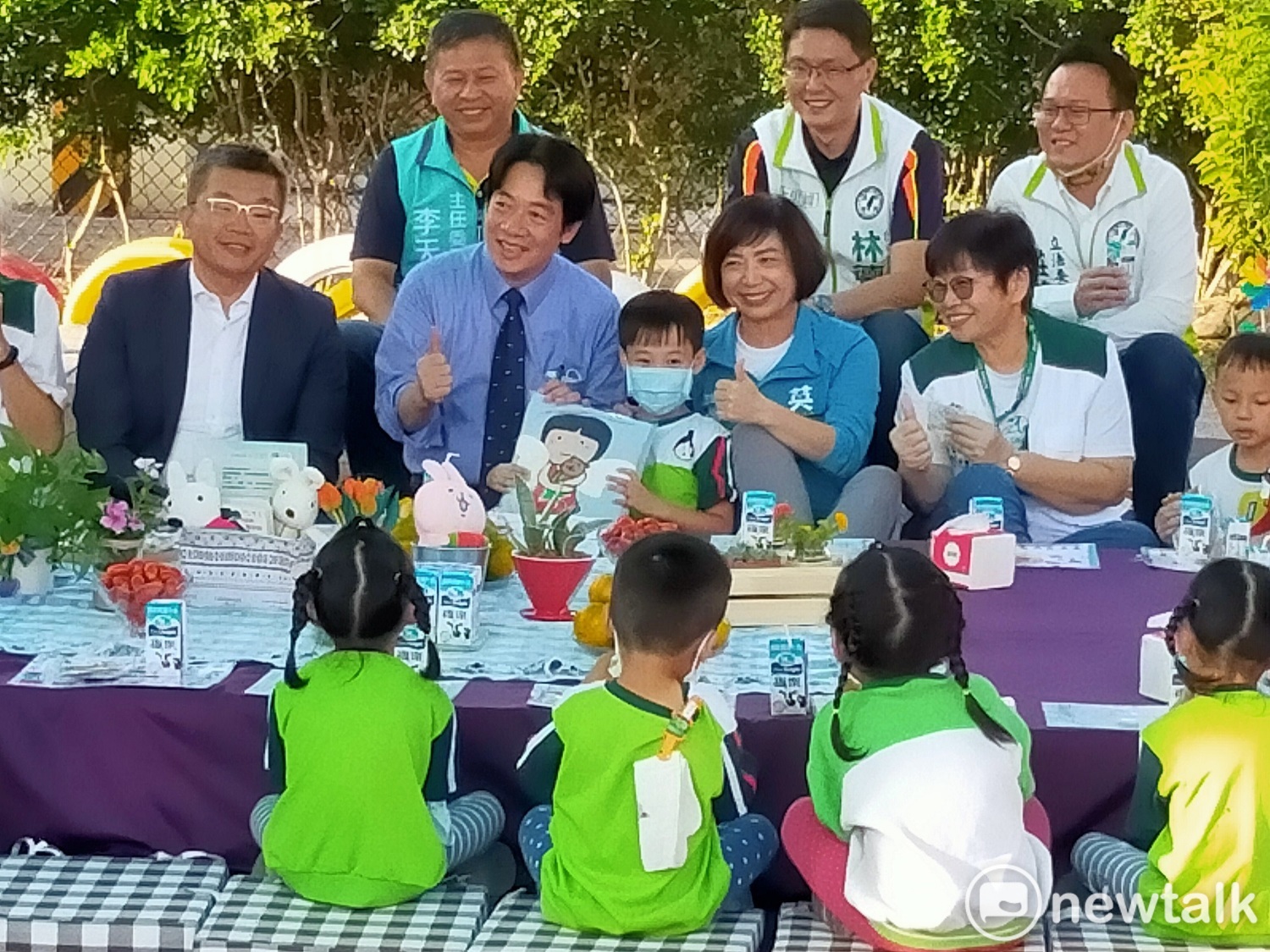 賴清德送獎品給答對問題的小朋友。 圖:唐復年/攝 賴清德送獎品給答對問題的小朋友。 圖:唐復年/攝
