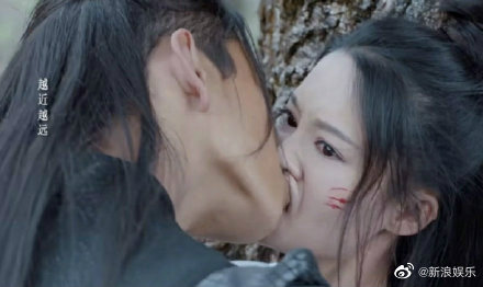 王大陸李沁的吻戲「親到整個變形」,「像是在拔火罐」。 圖:翻攝自新浪娛樂微博 王大陸李沁的吻戲「親到整個變形」,「像是在拔火罐」。 圖:翻攝自新浪娛樂微博