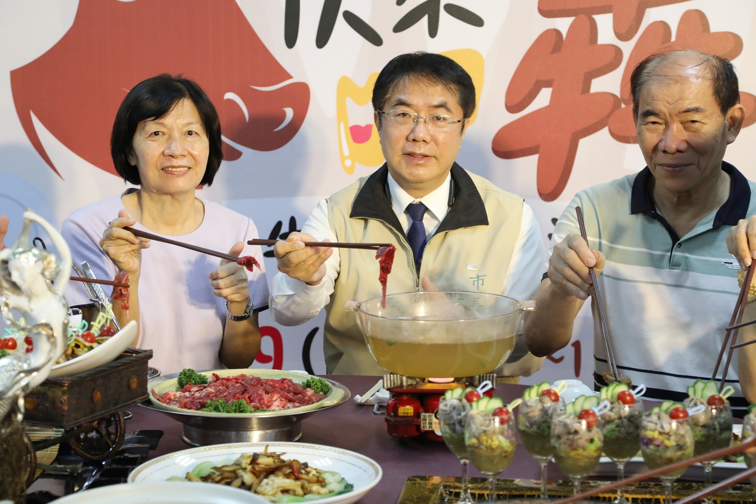 今日的示範活動有很多嘉賓一起品嘗美味的台南牛肉湯 圖:台南市政府/提供 今日的示範活動有很多嘉賓一起品嘗美味的台南牛肉湯 圖:台南市政府/提供