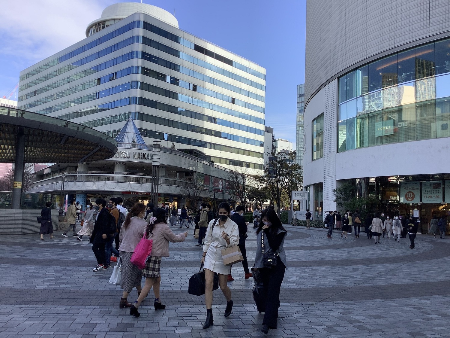 因為go to活動刺激餐旅,各處街頭都洋溢旅客,造成密集感染,圖為22日東京有樂町車站前。 圖:劉黎兒/攝 因為go to活動刺激餐旅,各處街頭都洋溢旅客,造成密集感染,圖為22日東京有樂町車站前。 圖:劉黎兒/攝